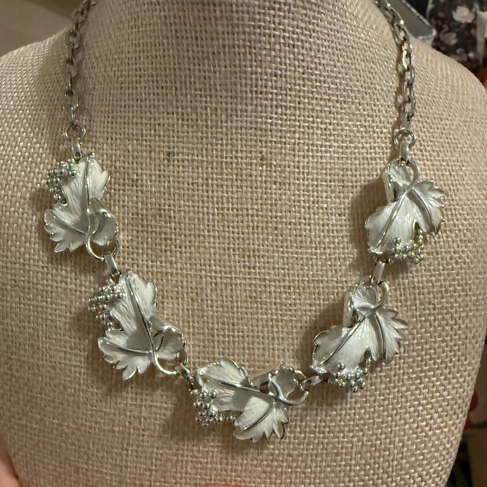 Sarah Coventry Silver Leaf Necklace‎